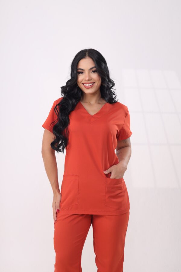 Scrub Liso Tradicional (Marrom Telha)